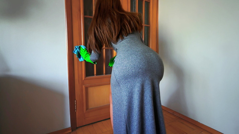 wowlove: 청소하는 동안 Boner와 배다른 아들을 잡은 새엄마 그녀는 그를 도울 것인가?