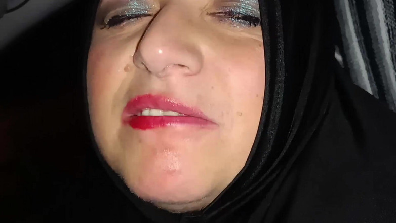 Mike Vonberg: Prostituta muçulmana casada chupou o pau do amante no estacionamento...