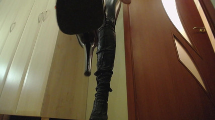 BadAssBitch: Suce-moi les talons et nettoie mes bottes, loser