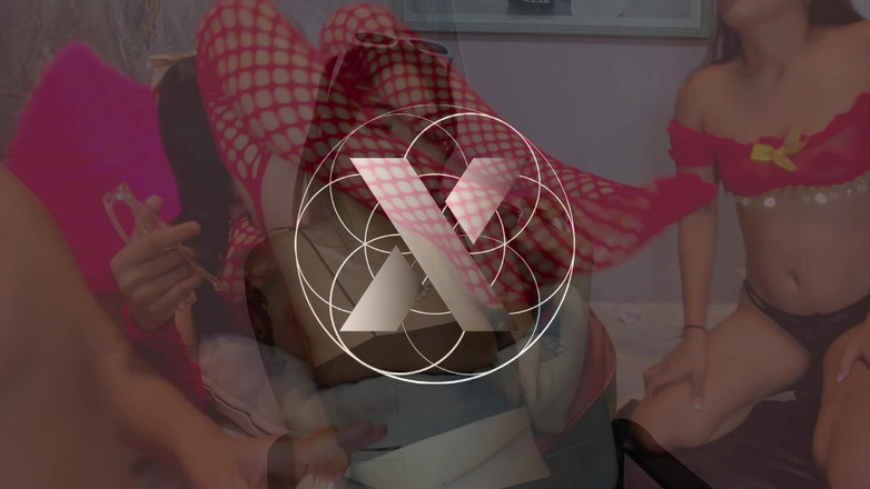 Lesbian Friends: Шлюшки играют с пальцами в киске их лучшего друга