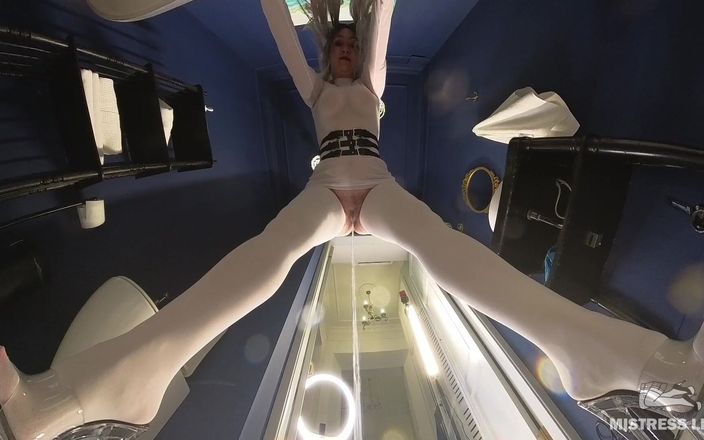 Mistress Legs: Tu es devenu une toilette pour maîtresse en bas blancs...