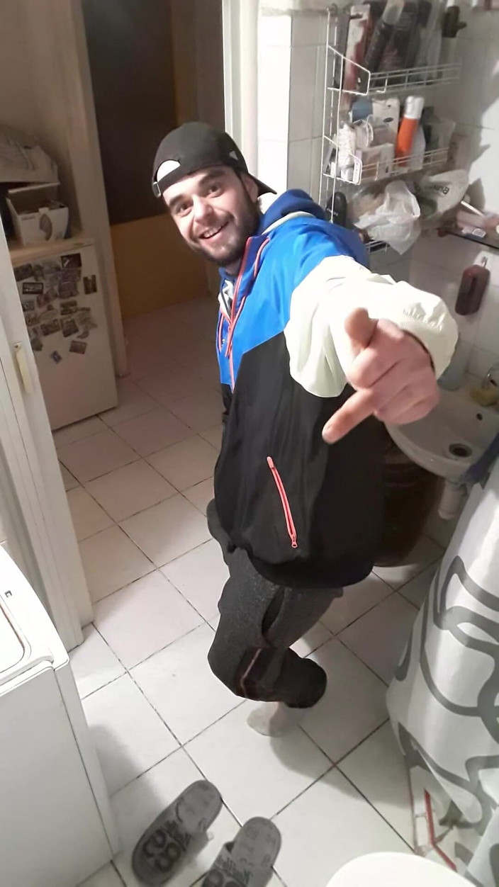 jerkofflover: Mi Sto Masturbando Con Il Mio Ex Ragazzo in Bagno...