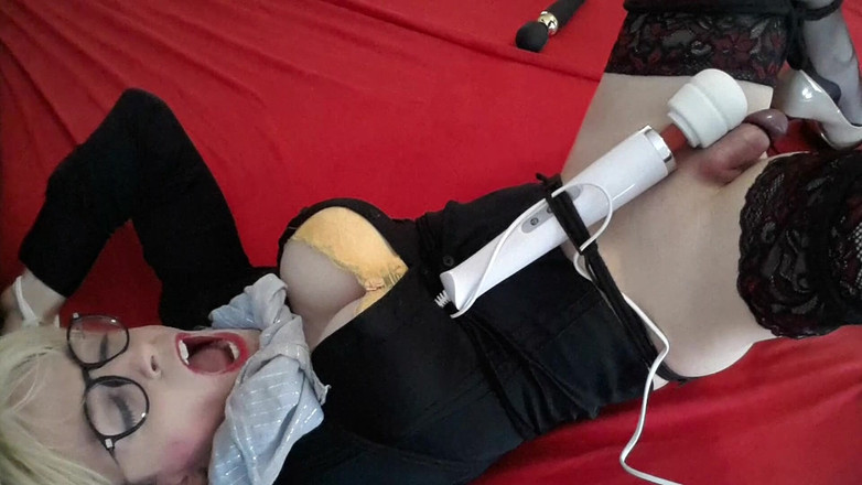 TV_Helena: Tranny terikat dengan mainan seks terpaksa memancut mani