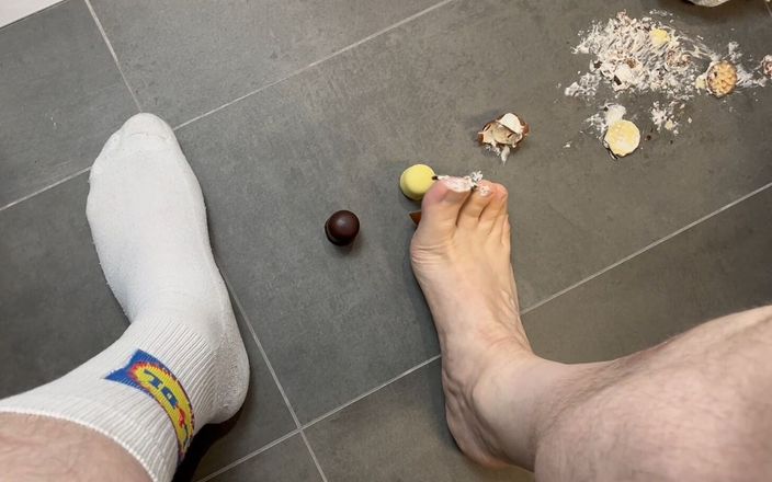 High quality socks: Food Crushing with White Lidl Socks