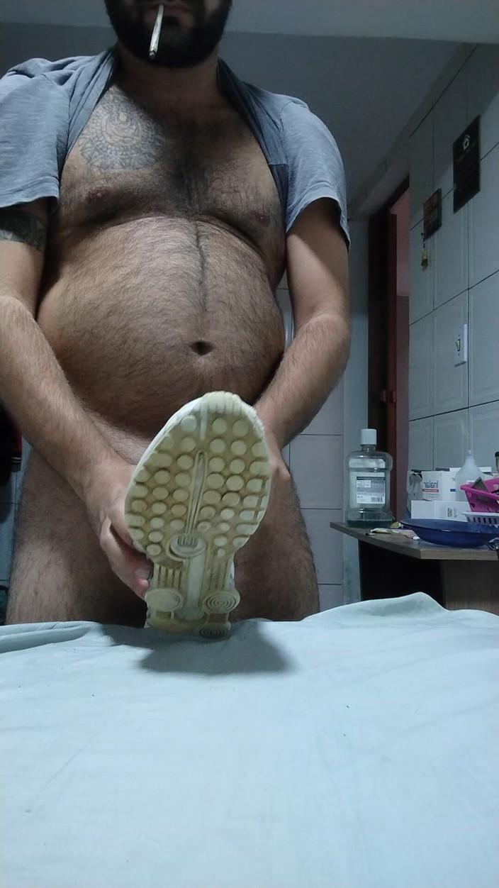 Sneakerfetish_BR: मेरी पूर्व प्रेमिका के पुराने नाइके शॉक्स पर कमिंग।