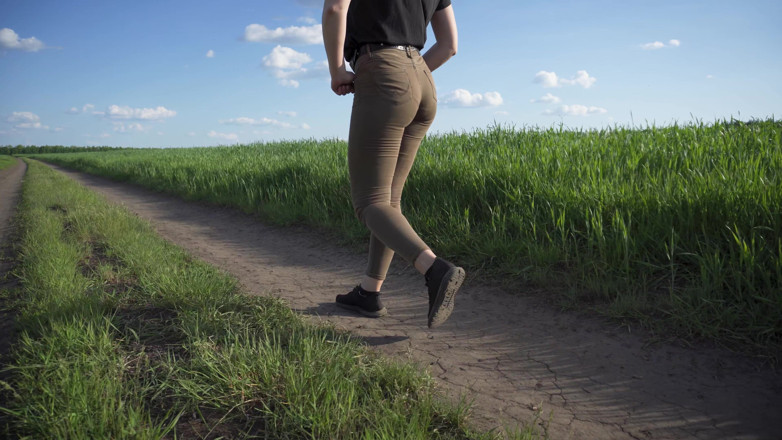 Teasecombo 4K: Sexy MILF procházky Venku a škádlí roztomilé kalhotky