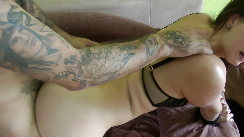 Gangbangclub-Bayern: 两个男人在三人行中砸她的大屁股