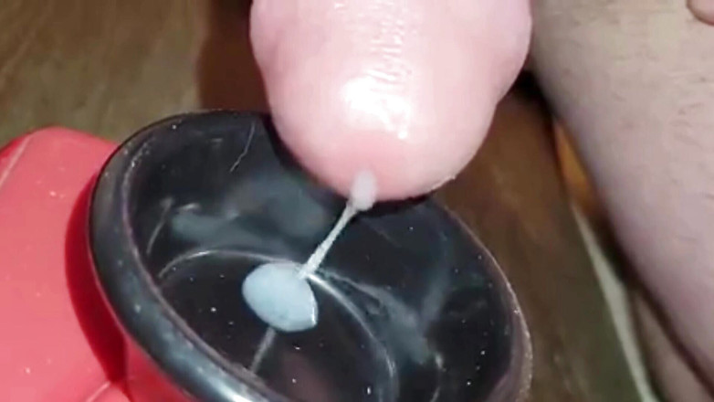 marpan: Экстремальный крупный план, огромная мясистая порция спермы кончает в чашку и глотает!