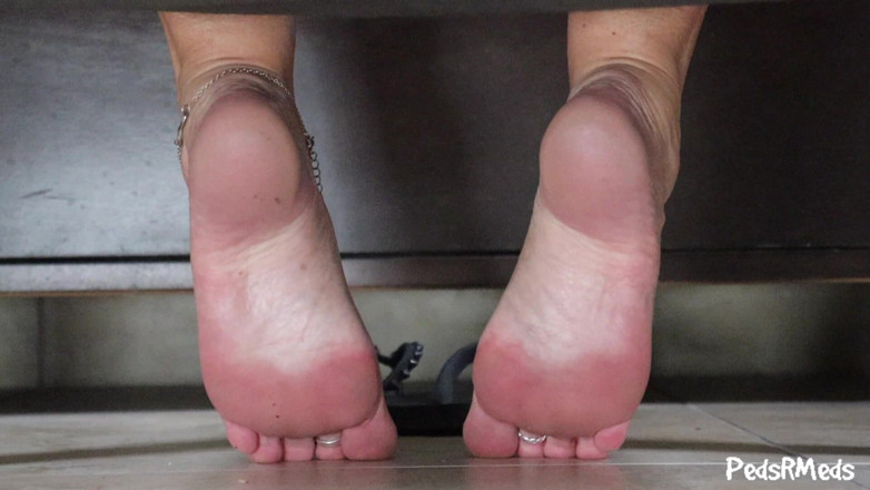 PedsRMeds: Wonderfeetwoman Under the Chair Foot Tease
