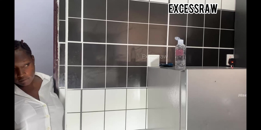 ExcessRaw: Cô ấy gọi tôi đến đây để sửa một cái ống bị hỏng nhưng cuối...