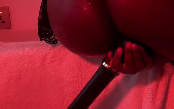 SEXXY-DAISY: Na Sala Vermelha Molhada e Elegante
