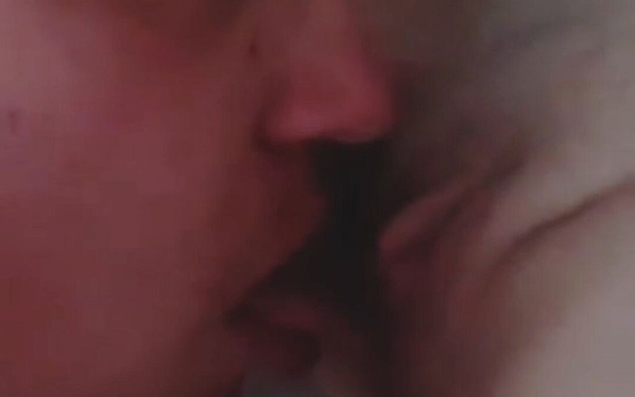 MollyVIP: Můj manžel miluje lízání mé mokré kundičky