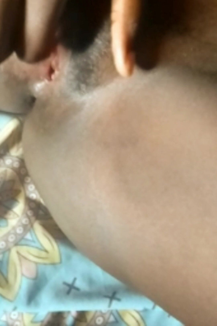 Dick sucker: 자위하는 어린 우간다 소녀 1부