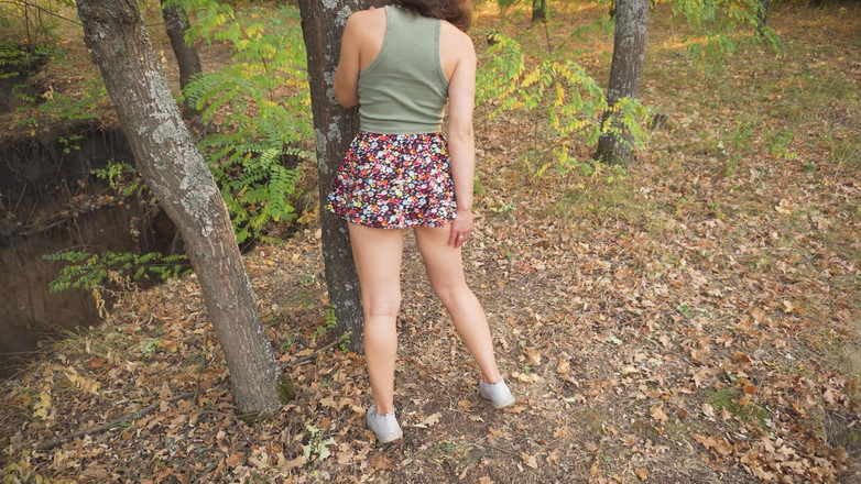 Teasecombo 4K: Ein mädchen zeigt volles höschen im freien, upskrt-fantasie