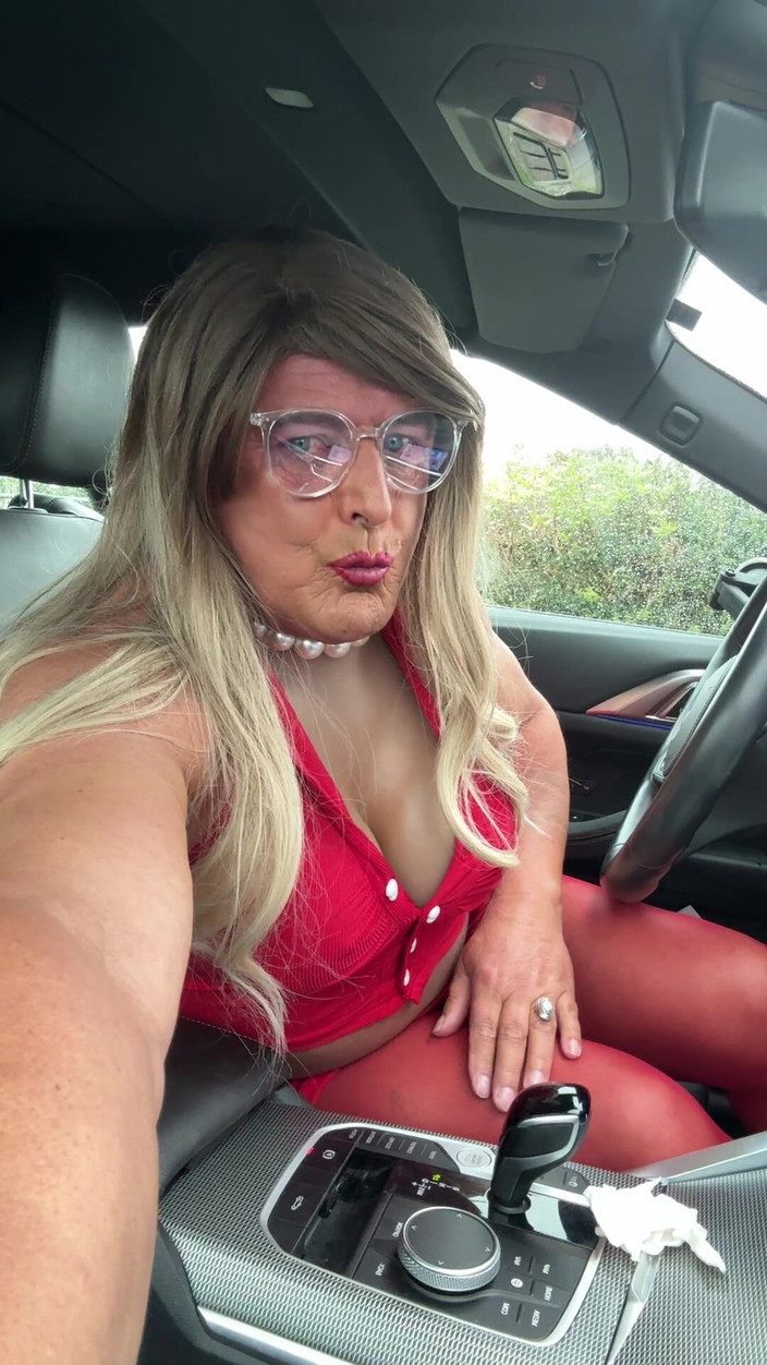 Kellycd2022: セクシーなクロスドレッサーKellycd2022が赤いシームレスパンティストッキングとヒールでドライブに出かけました