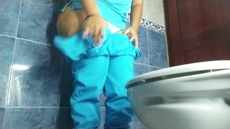 SENSESEX: Медсестру застукали писающей камерой в больнице