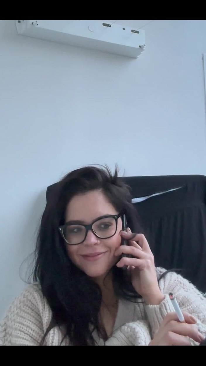 Shione Cooper: Куріння під час розмови по телефону з моїм другом;)