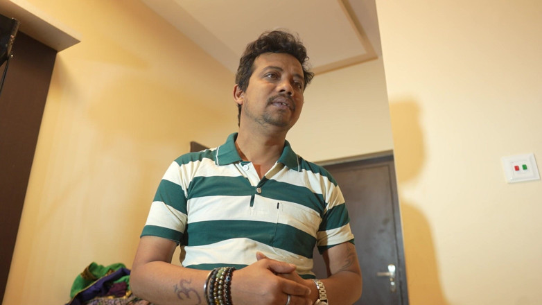 JAYESH GUPTA: Ragazza in Costume Con Cameriere Che Si Diverte E Si...