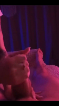 Footjob sudut pandangan pertama dengan batang menunggang dan dia membuatkan saya pancut lagi dengan handjob panjang