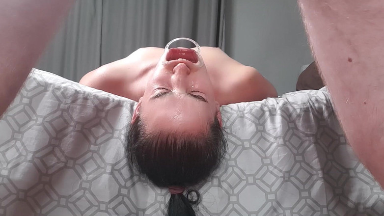 domslutfucker: Dziewczyna pić sikanie do góry nogami z zwijaczem warg