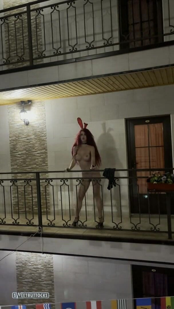 SweetButtocks: Taniec nago w hotelu