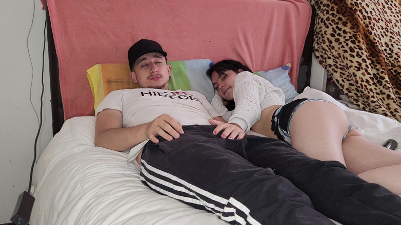 Jopy sex: His Niece Gets Into His Bed to Eat His Cock...