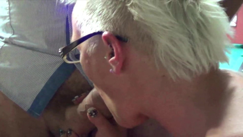 Filles Francaises: फ्रांस की ऑफिस रंडी तीन लोगों वाली चुदाई में लंड चूसने के लिए गई