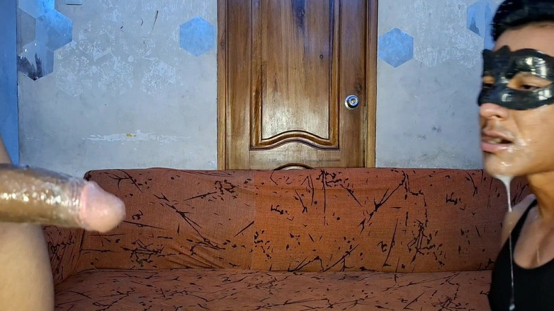 fullgag: Sa bouche m’a supplié pour ma bite, et il l’a...