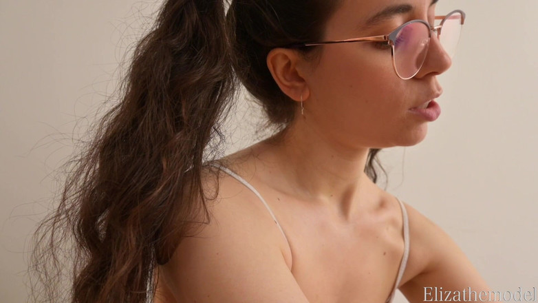 ElizaTheModel: Coafor fără sutien se udă