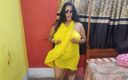 Sexy Indian babe: Bengaalse Boudi Spuit zichzelf in haar kamer met groenten
