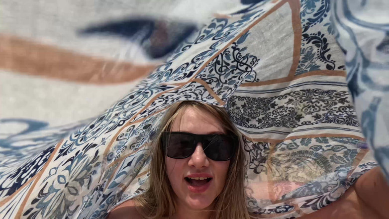 Emma Voyeur: Fată nudistă care se joacă cu pizda și țâțele pe plaja publică