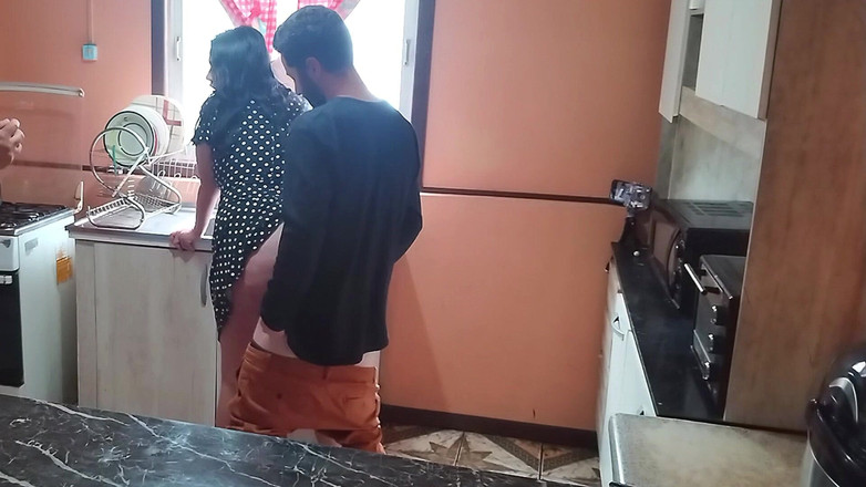 BBW Kelly Mom: मैंने अपनी सौतेली मम्मी को किचन में पकड़ा और हमने किचन में चुदाई शुरू कर दी।