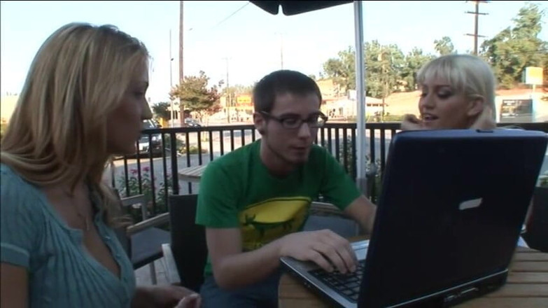 3 Bangers: Loira com peitos enormes cavalga cara na cama