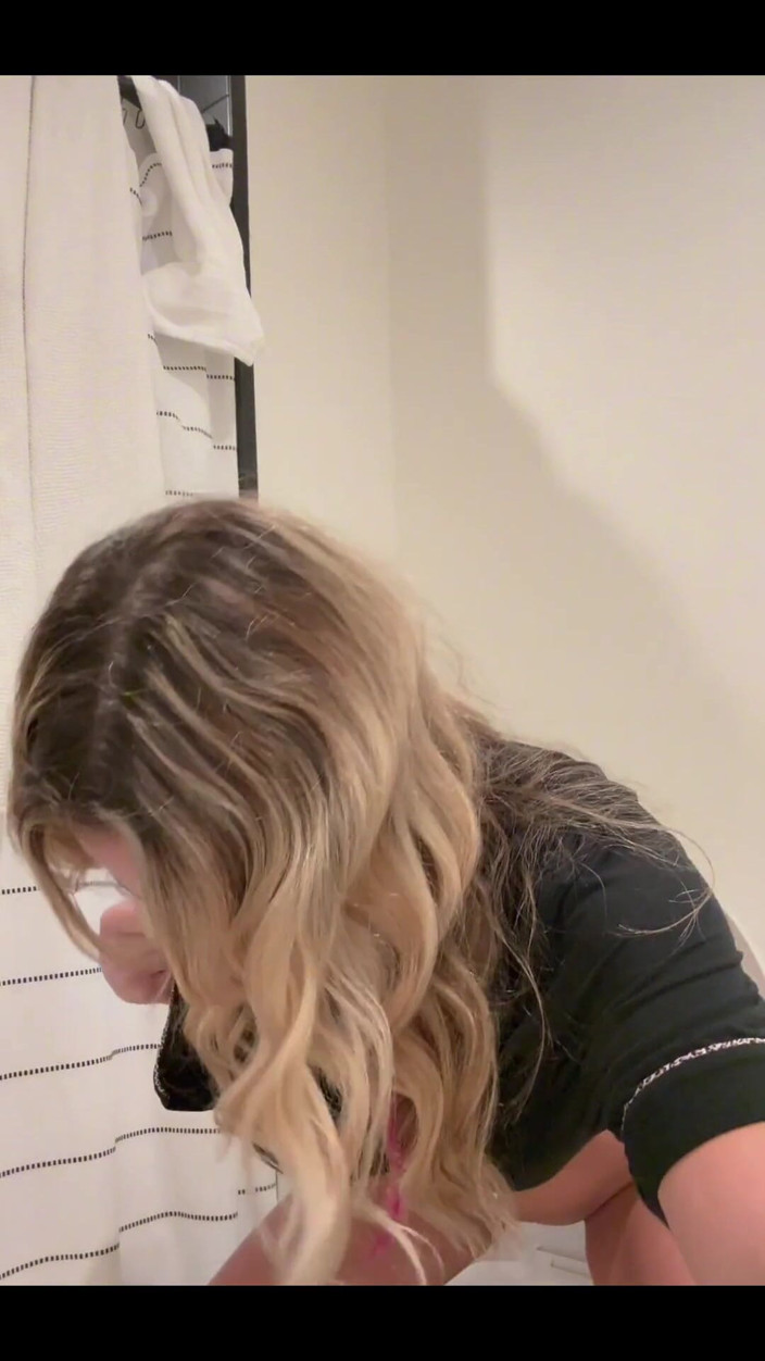 Tiffstreatsxoxo: Peeing Into the Toilet of My Airbnb While Hovering Over...