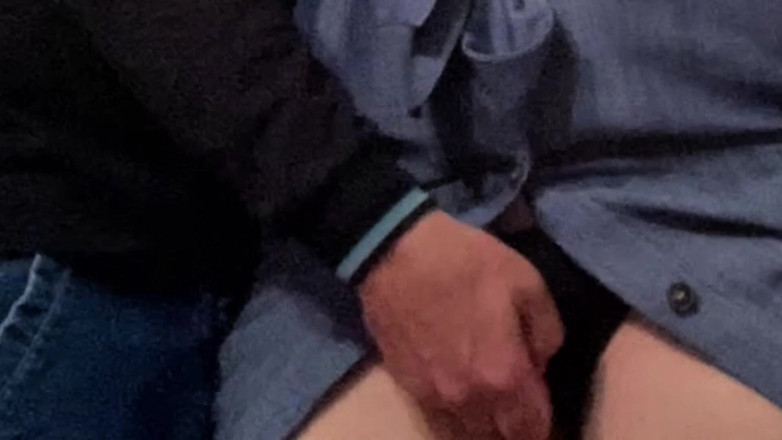 Niki studio: Un inconnu doigte une MILF excitée avant de travailler dans...