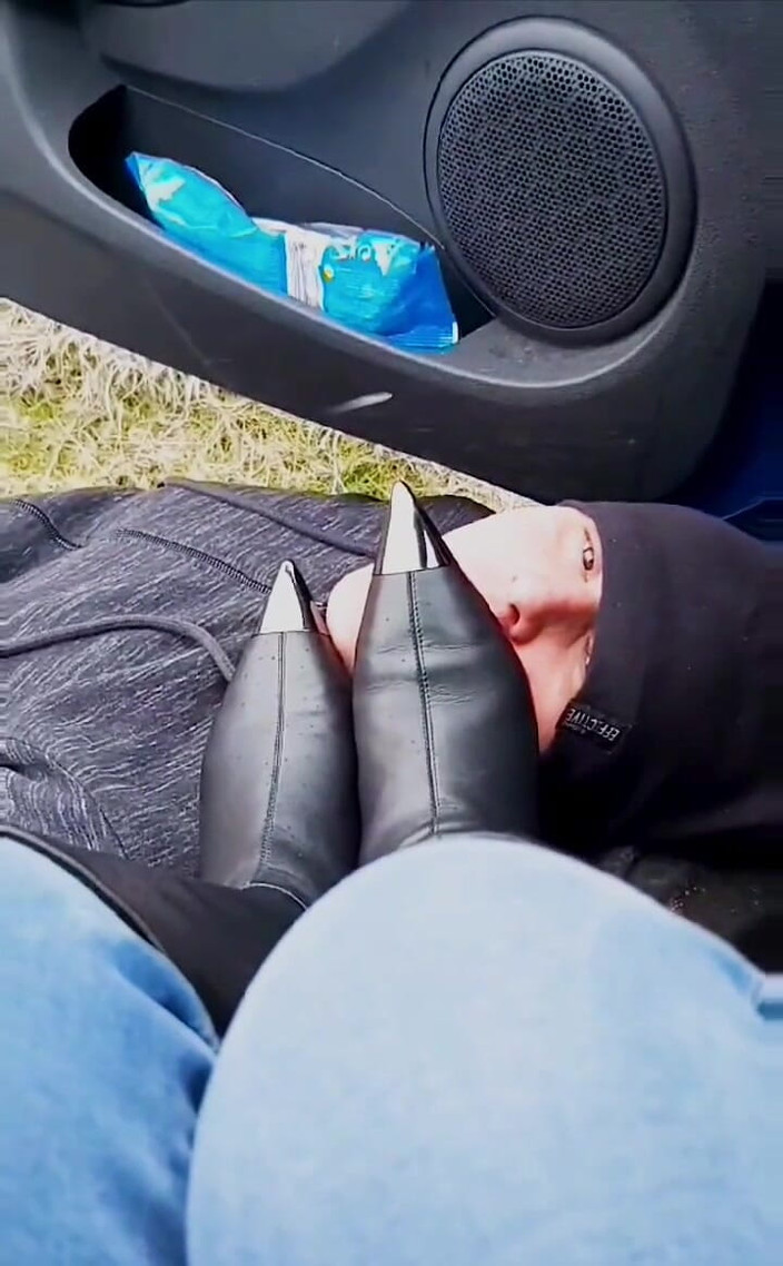 Mistressyammyboots: Lecca gli stivali di pelle in macchina