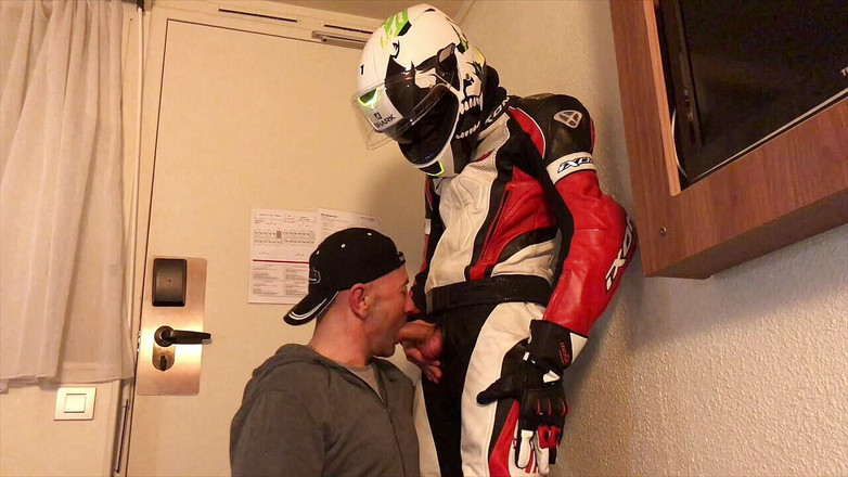 HUMLIATION AND SPANKING PORN: Humiliation à l'hôtel avec une motarde en tenues fétiche