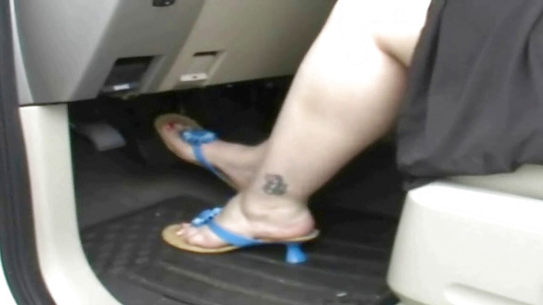 Sexy Amateurz: Berputar di dalam mobil dengan sepatu hak tinggi