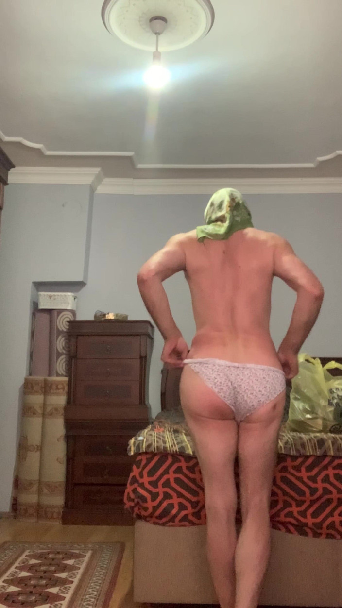 cd_aysemmm: La mia matrigna hijabi con il culo grosso si spoglia