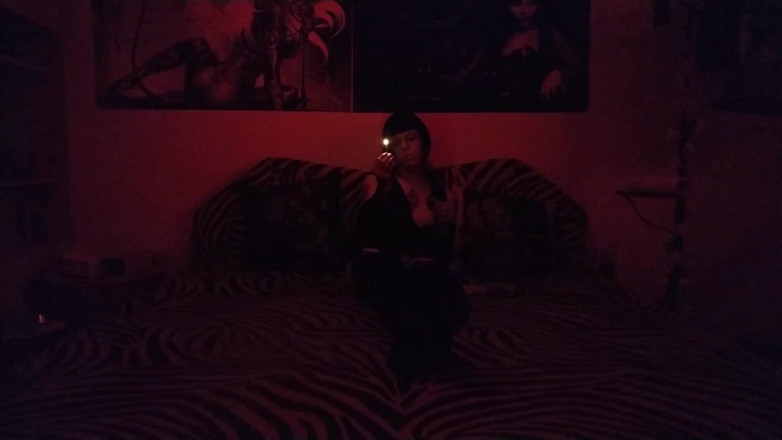 Beth Kinky: Goth pyromaniac 01
