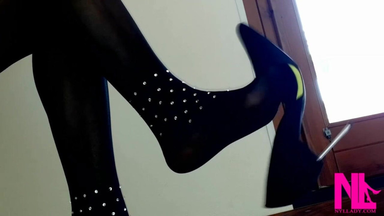 Nyllady: Ciondola sensuale e seducente in collant black wolford e décolleté...
