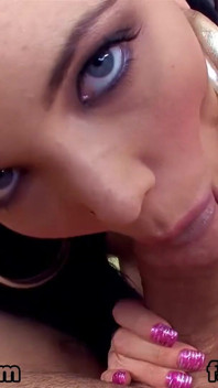 Sexy Megan Foxxx POV kouření honění a polykání
