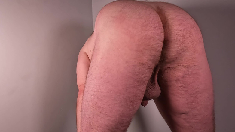 The Perfect Cock: L'orso mattutino si estende da dietro per mostrare grandi palle,...