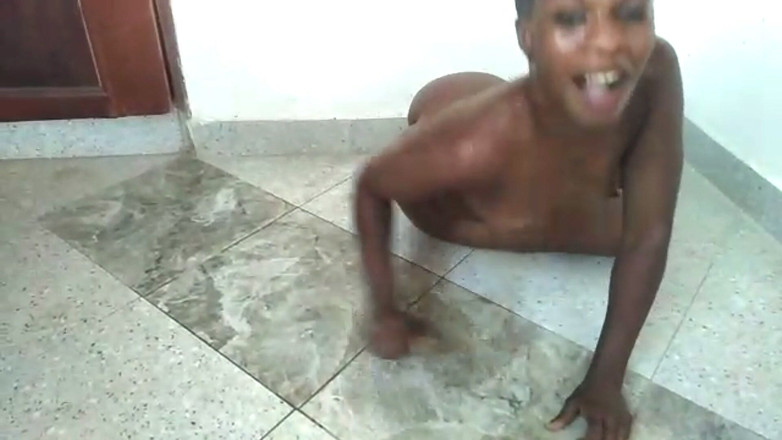 African Beauties: 熟女は自分の小便をリサイクルします