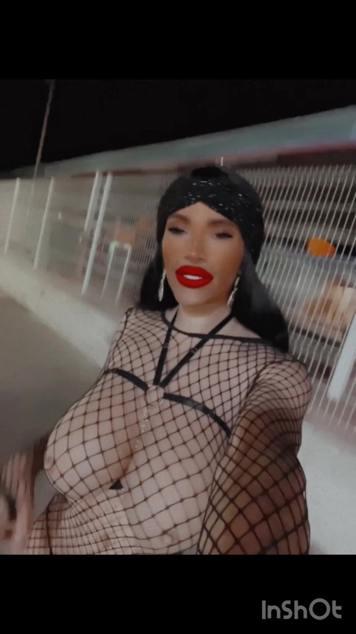 Sissy Slut Brianna: Arrastre Hasta Mí Y Empieza a Chupar... No Te Detengas...