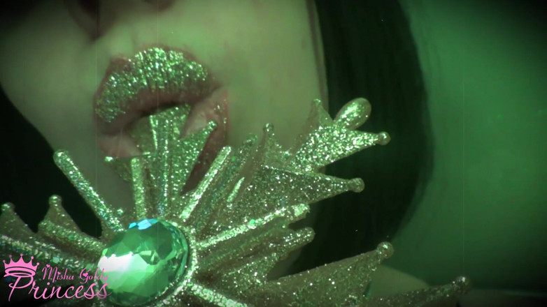 Goddess Misha Goldy: The most mesmerizing golden lipstick