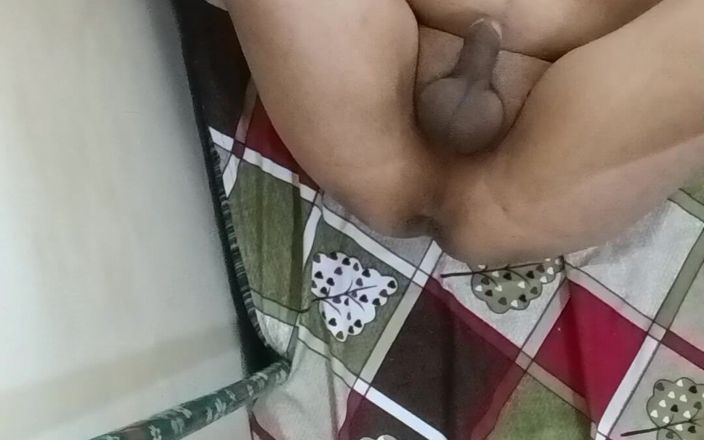 Rockko234: Un Indien se fait baiser à poil en solo sur un...