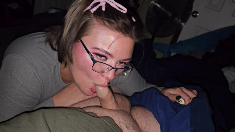Funhousewife69: Gab ihm sexy blowjob mit Bögen in meinen haaren und...