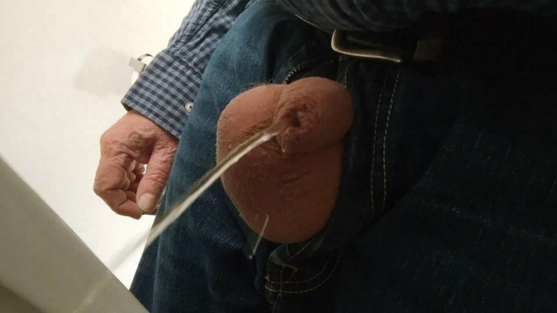 Karlchengeil: Kompilasi kencing dalam seluar jeans
