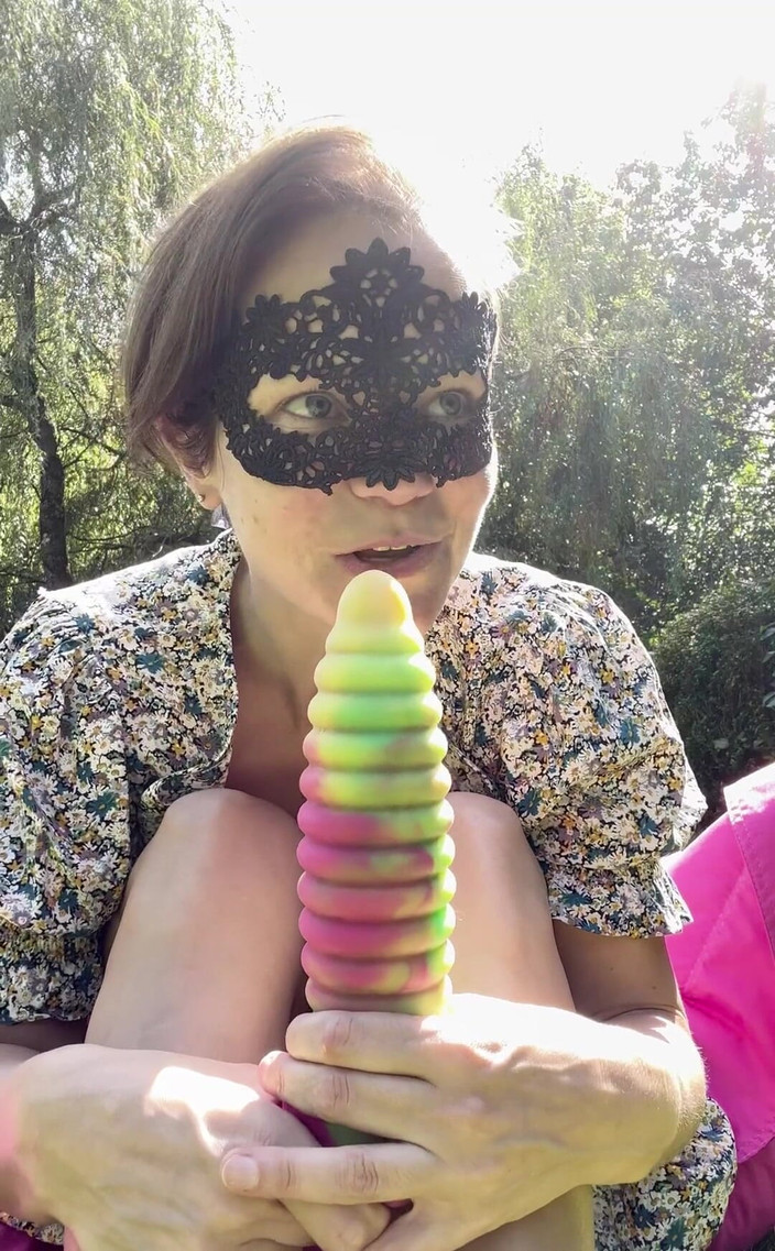 Queen-Lucy: Šťastný pátek krásný, nemůžu věřit, že jsem toto video natočil druhý...